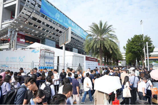 清早,廣交會展館門口人潮擁擠。