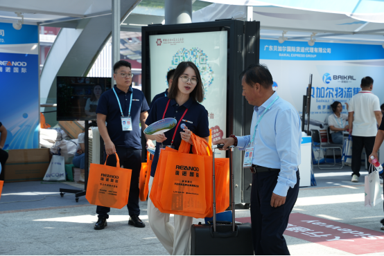 從早到晚,我們都和看展的采購商聊個不停。