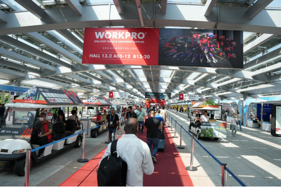 觀光車在通道間來回穿梭。