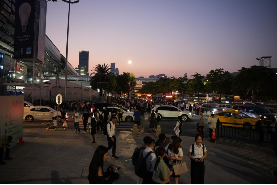 夜幕低垂,結束這忙碌的一天。