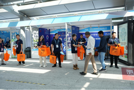 Lulu和她的伙伴們在瑞諾展位忙碌。