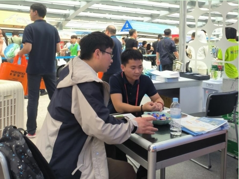 同事耐心講解著線上營銷策略,受到客戶的好評。