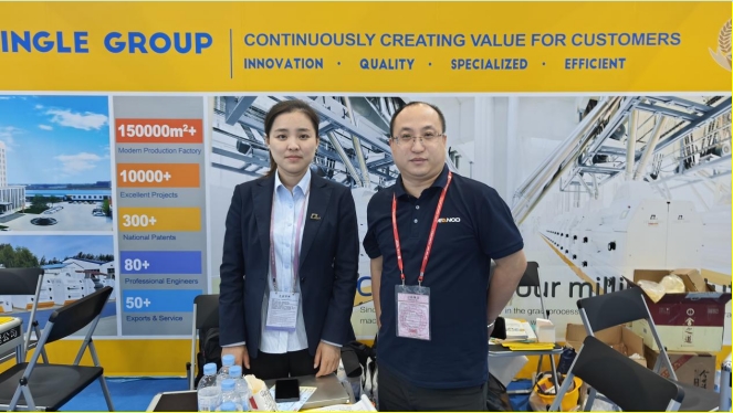 同事與客戶合影。