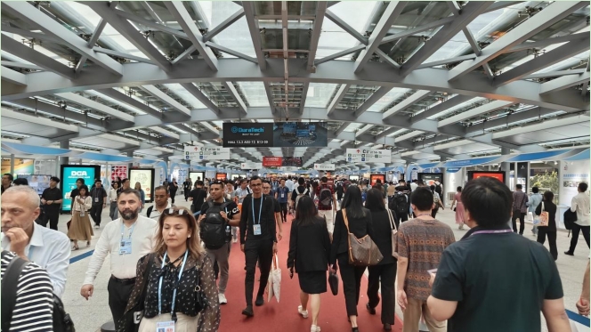 外商如潮,行走在巨大的場館。