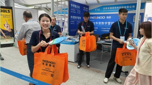 天氣熱,我們的扇子禮物受好評,同事笑容燦爛。