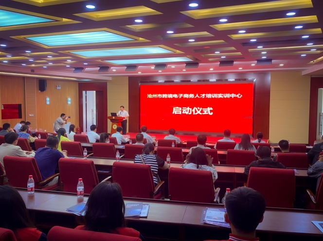 滄州工貿學校黨委副書記、校長于鵬致辭。