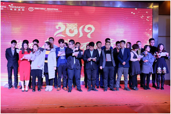 引發(fā)大合唱的相親相愛一家人